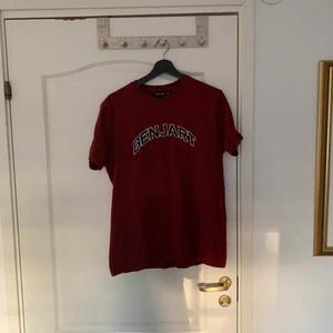 Benjart t shirt - Snygg vinröd t shirt från uk märket benjart. T shirten säljs inte längre. Färgen är burgundy och den verkliga färgen är mest som bild nummer 2. Storlek medium. Inga flaws, endast använd några gånger