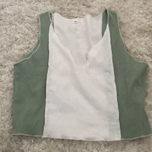 Unik topp - Unik topp från shein. Den är väldigt fin och unik men passar ändå till mycket. Den öppna använd 1 gång då den var lite kort i min smak. Den är stretchiga i matrialet och skulle säga att den passar mellan S-L beroende på hur man vill att den ska sitta. 