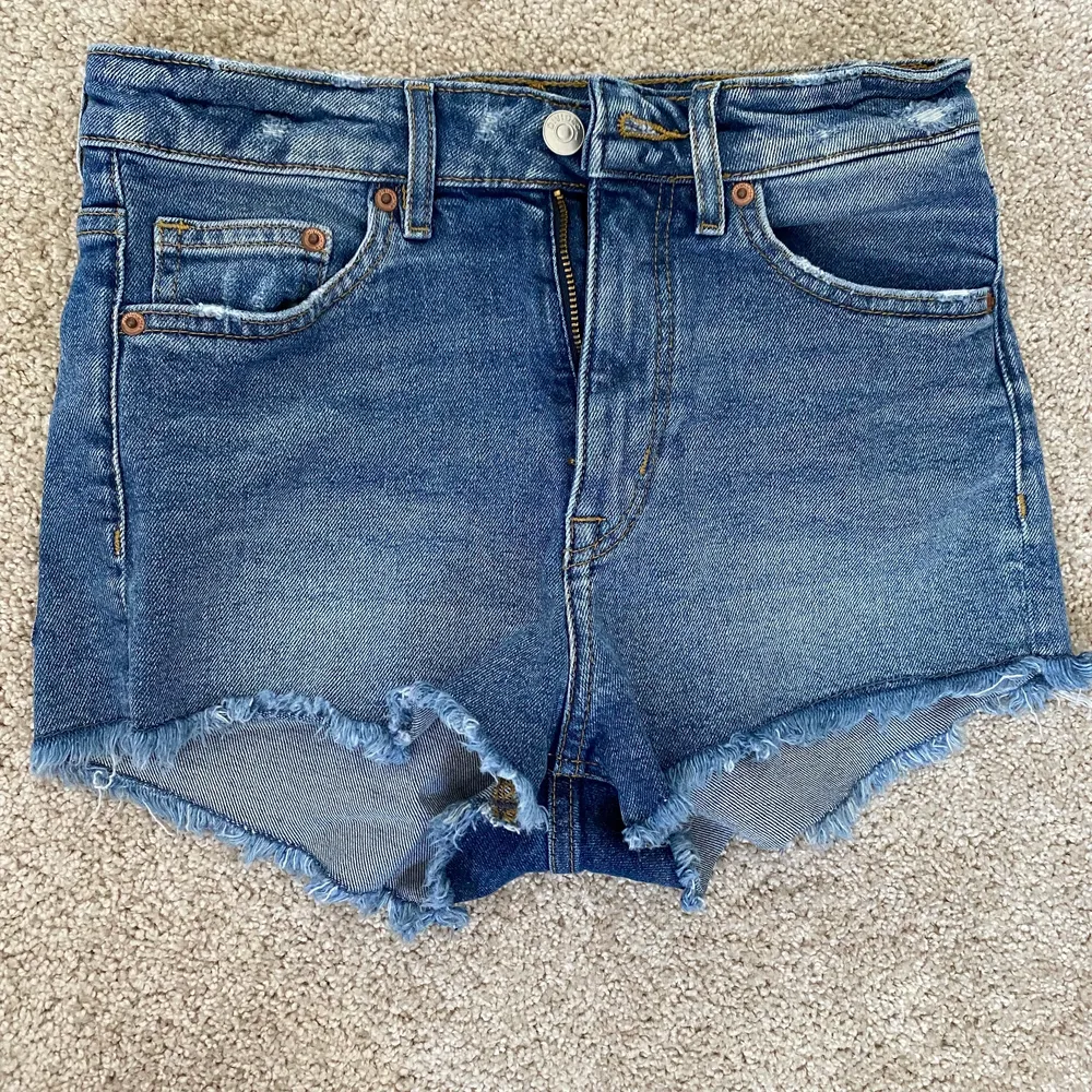 Snygga jeansshorts  i fint skick då de endast är använda nån gång, storlek 36. Köpare står för frakt . Shorts.