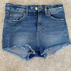 Snygga jeansshorts  i fint skick då de endast är använda nån gång, storlek 36. Köpare står för frakt 