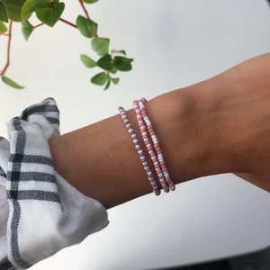 Armband  - Tre stycken armband. Elastisk tråd. Frakt 13kr 