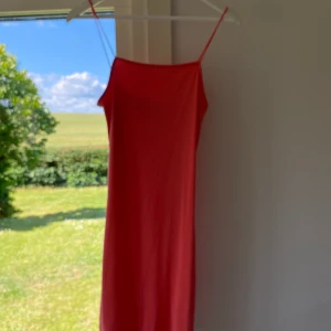 Rosa sommarklänning - Rosa tight sommarklänning från BikBok med smala axelband! Tycker den sitter väldigt fint på kroppen då den är något figursydd. Den är lite längre i modellen, går lite ovanför knäna på mig som är nästan 180 cm.