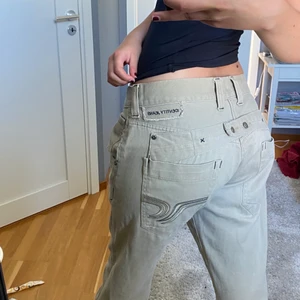 Baggy lowrise jeans - Identity jeans i jättefint skick, säljer då de är lite för korta för mig (183) men annars grymt snygga🤟🏻 