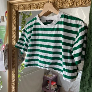 Randig zara tshirt  - Grön och vitrandig tshirt från zara, aldrig använd. Croppad stl s