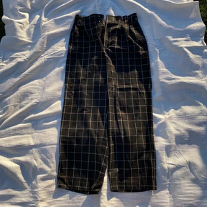 Rutiga byxor - Rutiga byxor från H&M. Svarta med vitt och beiget mönster.