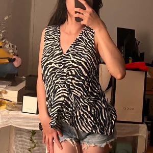 Allt Bell - 💜 Fin tops,aldrig använd 💜Storleken är S/M 💜Hör gärna av dig om du vill se fler bilder. 