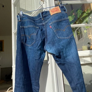 Levis 504 i storlek 32 32 - Hej, säljer nu mina 504 i storlek 32w 32l. Dom är i bra skick. Hör av er vid frågor. Priset är inte hugget i sten. 
