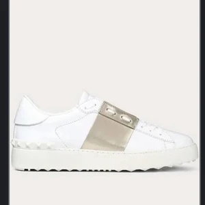 SÖKER VALENTINO SKOR - söker valentino skor, färg spelar ingen roll. kan betala olika mycket beronde på skicket, så om ni har ett par, tveka inte på att skicka bilder så kan vi nog komma överens om ett bra pris🫶🏻 SÖKER SÄLJER INTE! Storlek 37-39 sökes 