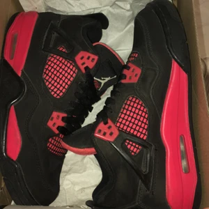 Säljer min jordan 4 red thunder - Säljer mina jordan 4 för hittade dom i min garderob så vill sälja dom men säljer den för 700 dom är inte värda så mycket tror jag❤️❤️❤️