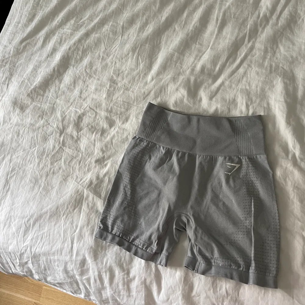 Ett par shorts som är i princip är i nytt skick, använda ca 1 gång. Spårbarfrakt på 59kr som du själv står för ❤️. Shorts.