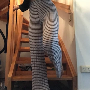 Byxor från zara - Ett par byxor från zara som sitter så skönt med fint mönster. Passar både till myskvällar och uppklätt!