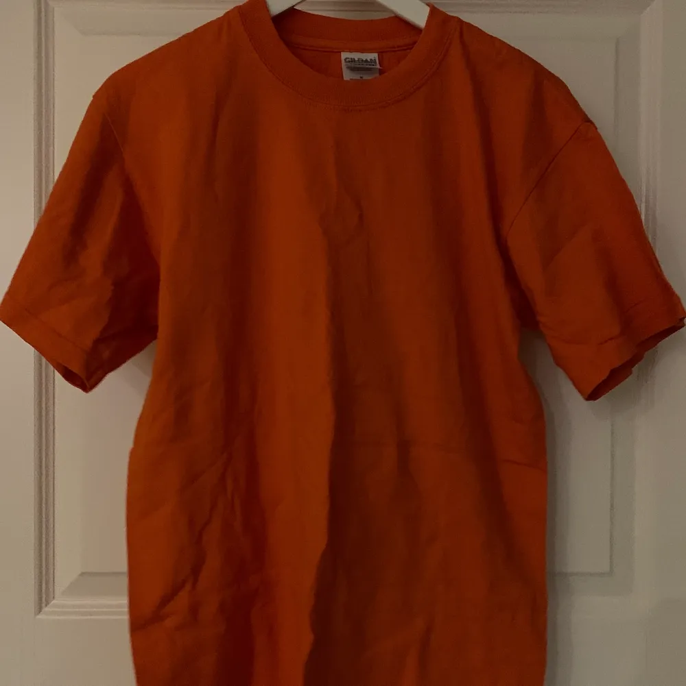 SKRIV TILL MIG OM SKICK INNAN KÖP, vissa plagg har defekter! Fin orange t-shirt. T-shirts.