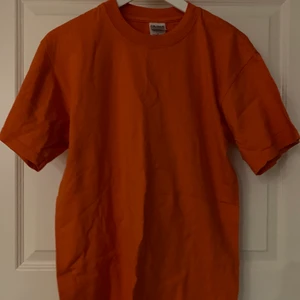 Orange t-shirt Gildan - SKRIV TILL MIG OM SKICK INNAN KÖP, vissa plagg har defekter! Fin orange t-shirt