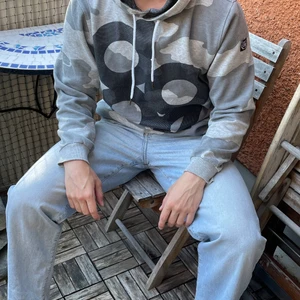 Grå dope hoodie - En grå hoodie från märket dope bra för alla väder och temperaturer. Väldigt skön och snygg. Bra skick.