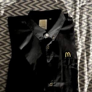 McDonalds skjorta  Storlek: 2XL Den är i bra skick 