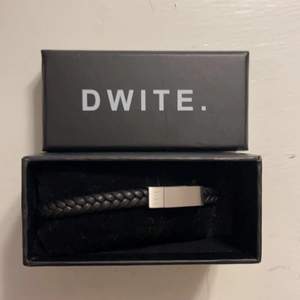 Säljer detta svarta läder armband från dwite med magnetlås, helt ny och aldrig använd.
