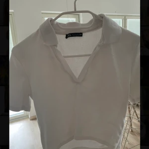 Vit tröja  - Säljer en likadan vit tröja. Står L i lappen men är mer som en S/M 