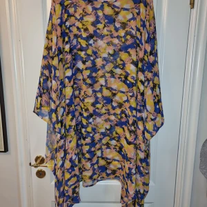 Magisk Rodebjer klänning  - Sparsamt använd, tunn och sval. Super fin sommarklänning. 