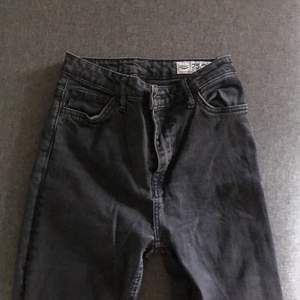 Gamla urtvättade crocker jeans i modellen ”Sky High Skinny”. En hälla för skärp har gått (se sista bilden). 