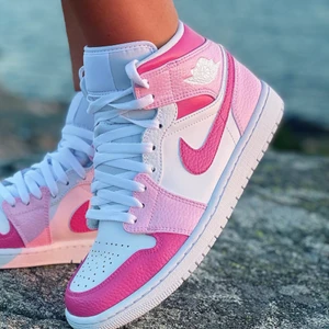 Air Jordan 1 mid  - Custom made air Jordan 1 mid.  Storlek 40! (Passar även 39) Helt nya målade av mig. 