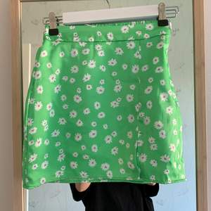 Blommig grön kjol från asos och bershka. 