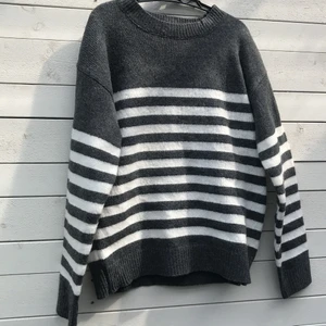 Grå vit randig stickad - Snygg lite Stockholm stil grå tröja som jag tyvärr köpte i fel storlek och är för stor för mig! Den är xs men passar nog mer M. Jätte skönt material!  Inte använd bara provad
