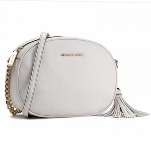 Michael kors väska  - Mk väska äkta. Köpt på MK i Göteborg.  Använt fint skick.  Nypris 2099kr  Säljer den för 280kr plus frakt 66kr, spårbart.  