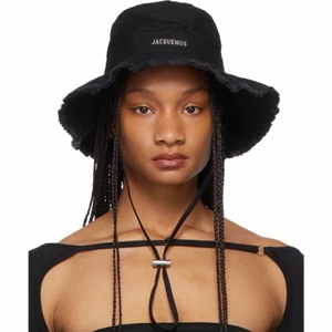 Jacquemus Le Bob hat  - Jacquemus Le Bob hat, oanvänd. Endast hängt i garderob.   Svart som på bild med märket i silver. 