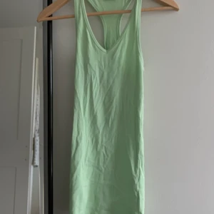 Grön klänning strl S - Grön klänning från pull and bear, strl S, passade inte som jag hoppas , andvänd 1 gång, för mer info eller bilder skriv privat 