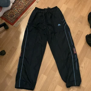 Adidas track pants, storlek xxl - Byxan är i storlek xxl, men den är inte för stor men ger ändå lite av en baggy fit. Använd 1 gång. Pris kan diskuteras. 
