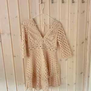 Beige klänning - En så fin klänning med knytning bak. Finns även dragkedja och den sitter så smickrande! 🤍
