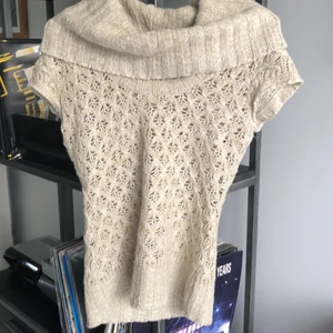 Stickad linne - En stickad linne som sitter jätte skönt och passar med en långärmad tröja. Den har en lite längre hals som man kan vika ner. Man kan nog ha den på vintern 💕