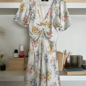 Blommig klänning - Blommig sommarklänning