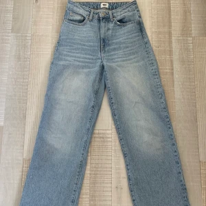 Ljusblå jeans från lager 157 - Ljusblå jeans från lager 157. Vida i modellen Boulevard. Storlek XS. Bra skick.