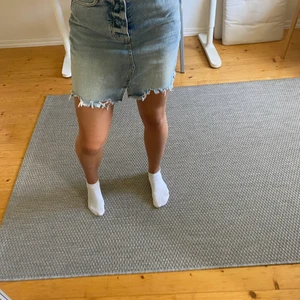 Jeans kjol - Säljer en jeanskjol med slit där fram från Gina Tricot i storlek 34, Återkommer med fraktkostnad vid intresse
