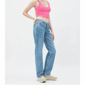 Weekday arrow low rise jeans - Säljer de här slutsålda jättepopulära jeansen från weekday i storlek 23/32. Nyskick!! Köptes för 500 och säljer för 250 + frakt. Först till kvarn gäller. Skriv privat vid frågor eller intresse ❤️