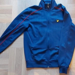 Lyle & scott zip tröja - Tjocktröja från lyle & scott. Jättefina färger och hög krage. Mens strl S så blir snyggt oversize. Skickar med postnord & köparen står för frakten (max 59kr)