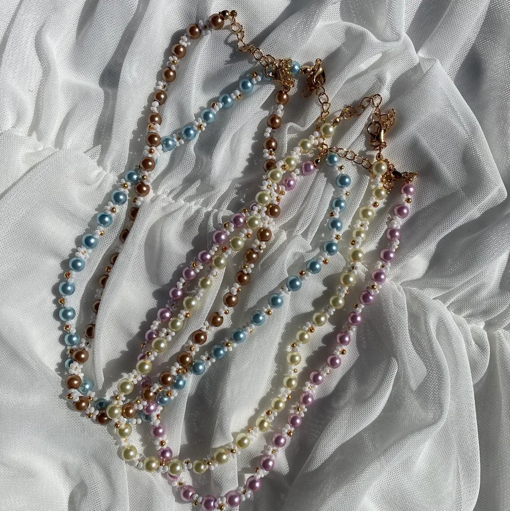 Våra fina pärlade sommarnyheter!  💛 - Elida necklace  💜 - Luna necklace  🤎 - Milou necklace  💙 - Jouline necklace  69:- Justerbart med förlängningskedja och karbinhake.  . Accessoarer.