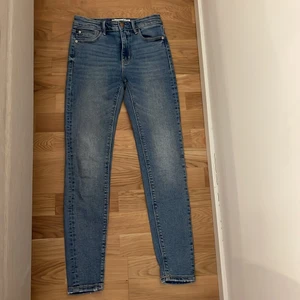 LOW WAIST JEANS  - Låg midjade jeans från (Stradivarius)  I storlek 34 