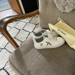 ARIGATO SKOR 1 250kr - Helt nya skor, använd Max 3 gånger då jag fick skoskav av dem. Storlek 38 men passar en storlek mindre. 