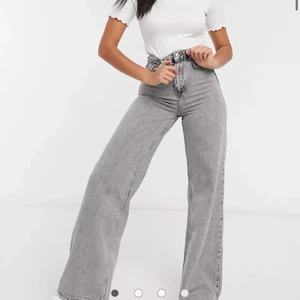 Hög midjade vida gråa jeans  - Gråa tunna sköna jeans lite tajt vid midjan men annars super fina,använd fåtal gånger.