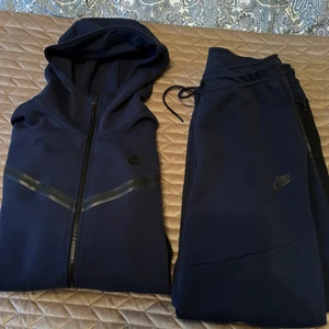 Nike tech Tracksuit Navyblue  - Storlek L  Nytt skick använt sparsamt  