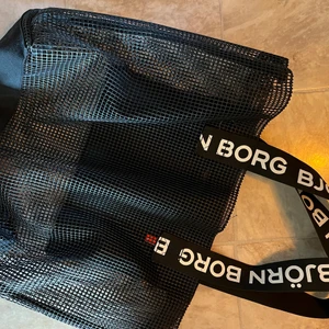 Björn Borg strandväska - Snygg strand eller träningsväska med ett stort fack med dragkedja på insidan.