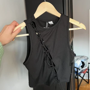 Topp HM - Oanvänd topp från hm, frakt tillkommer 