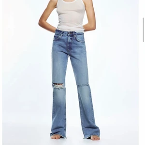 Zara Jeans - Säljer nu mina Zara Jeans då de inte kommer till användning! Byxorna är avklippta då det var väldigt förlånga innan men passar mig perfekt nu som är 163 ❤️  Byxorna är i storlek 34 men skulle passa någon med 36 också ❤️