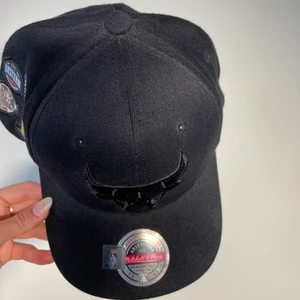 Chicago Bulls-keps - Köpt i Junkyard för runt ett år sedan och har legat i garderoben, så den är i ett mycket bra skick.