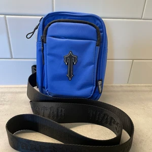 Blå Trapstar väska  - Säljer min äkta blå trapstar väska. Nästan oanvänd så superfint skick!!