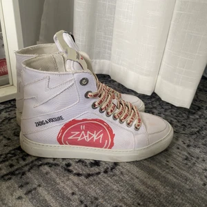 Zadig & voltaire - Säljer nu mina sjukt snygga zadig& voltariere skor. I  nyskick och endast använda 1 gång. Pris kan diskuteras!