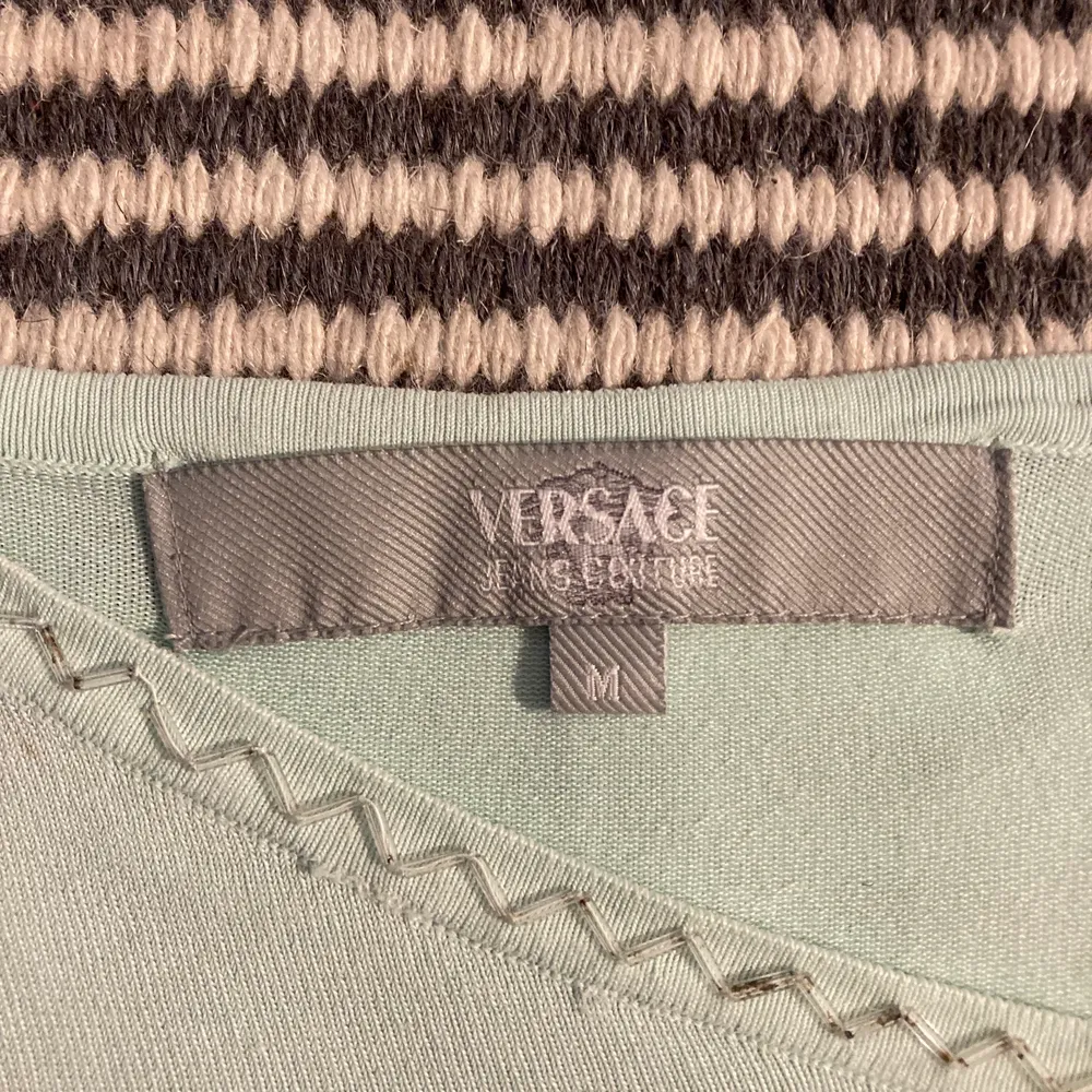 Ny skick Versace tröja, fin blå färg och aldrig använt 😁. Tröjor & Koftor.