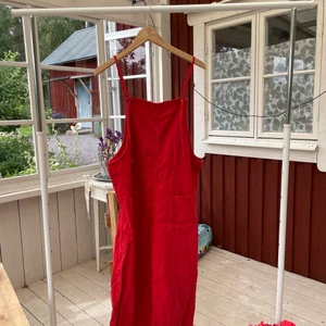 Hängselbyxor röda, monki M - Röda hängselbyxor från monki, använda flertal gånger. Bra kvalitet, inga defekter:) 